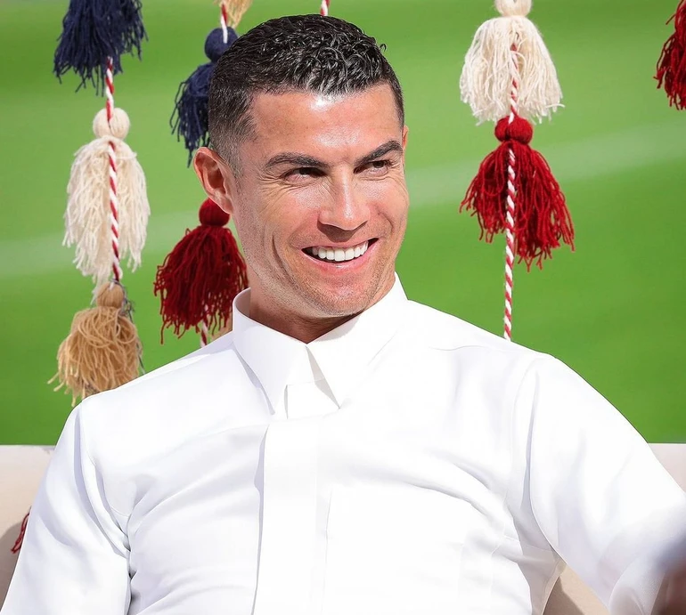 Татова квіточка: Роналду милим фото привітав найменшу доньку з 2-річчям