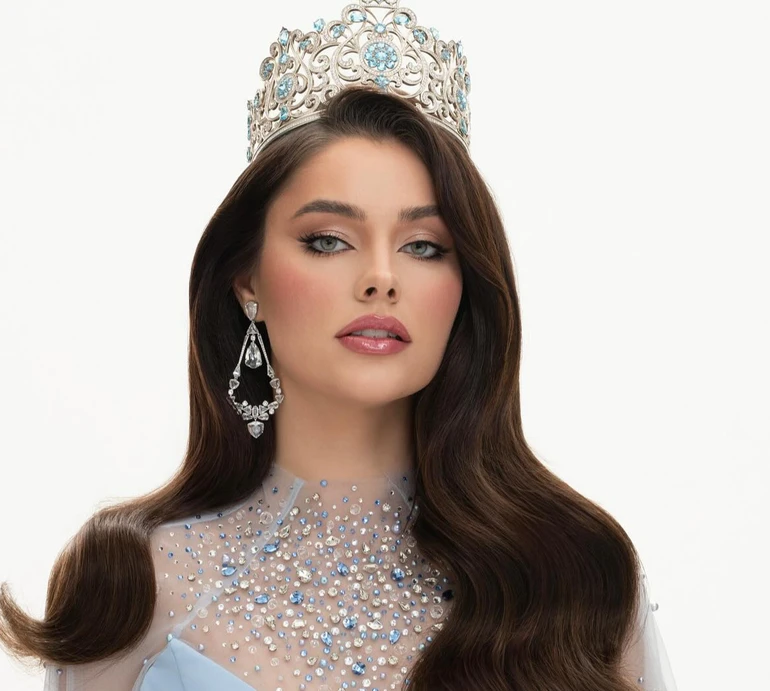 Міс Усанова на еко-конкурсі краси вигуляла рослинний лук із зеленими окулярами