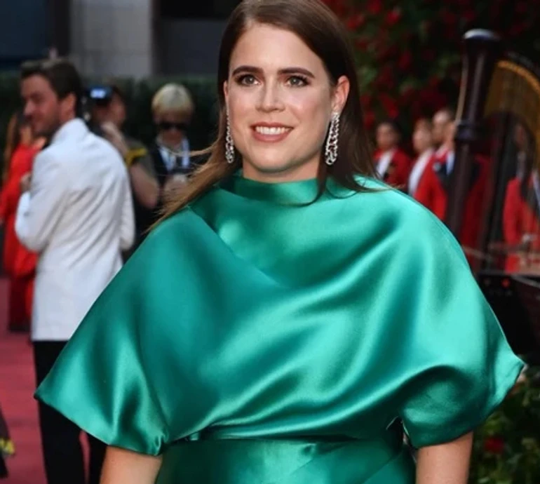 Принцеса Євгенія вигуляла витончений лук із плісе та асиметрією на виставку у Сеулі
