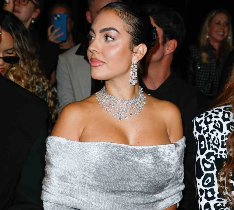 Наречена Роналду для модного івенту підкреслила соковиті форми срібним обтислим платтям. Фото