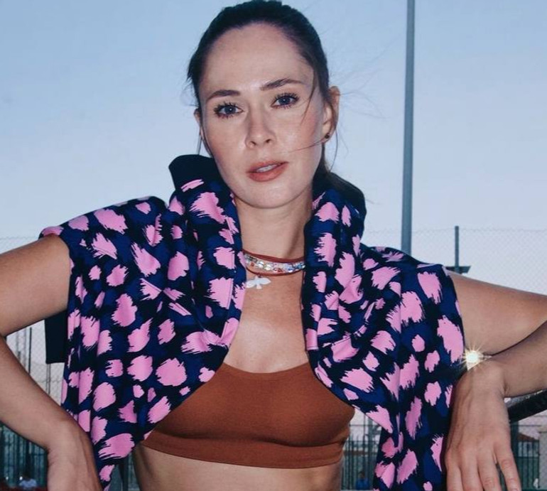 Саніна у міні-плісе посвітила ніжками для спортивного кампейну