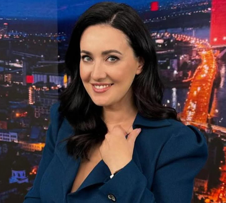 Вітвіцька у декольтованій силуетній сукні закликала виходити з зони комфорту. Фото