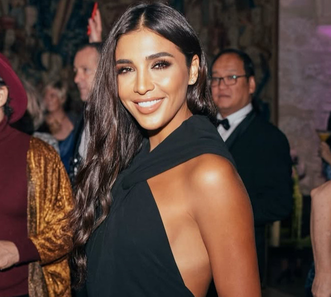 Дімопулос в обтислому ультрамарині посвітила рельєфним пресом