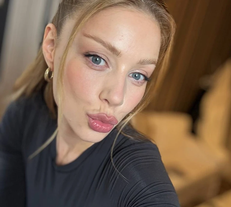 Кароль в дуже обтислих джинсах наробила селфі у готельному номері