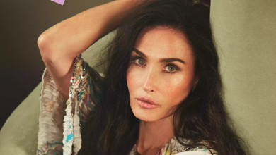 Найкрасивіша жінка Демі Мур у золотому міні оголила ноги для глянцю та розповіла про катування свого тіла. Фото