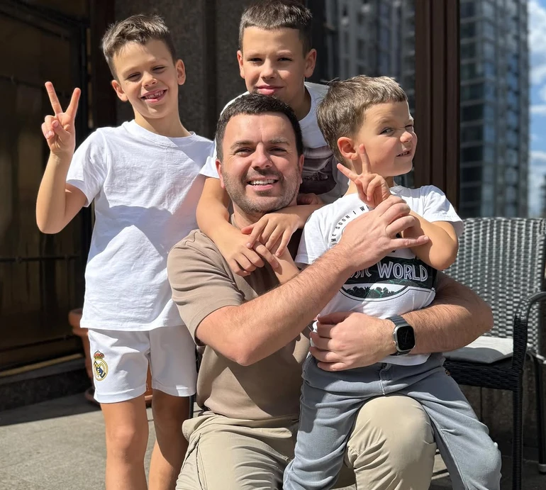 Космічно святі: Решетнік побув з трьома синами без дружини й висловив захоплення жінками