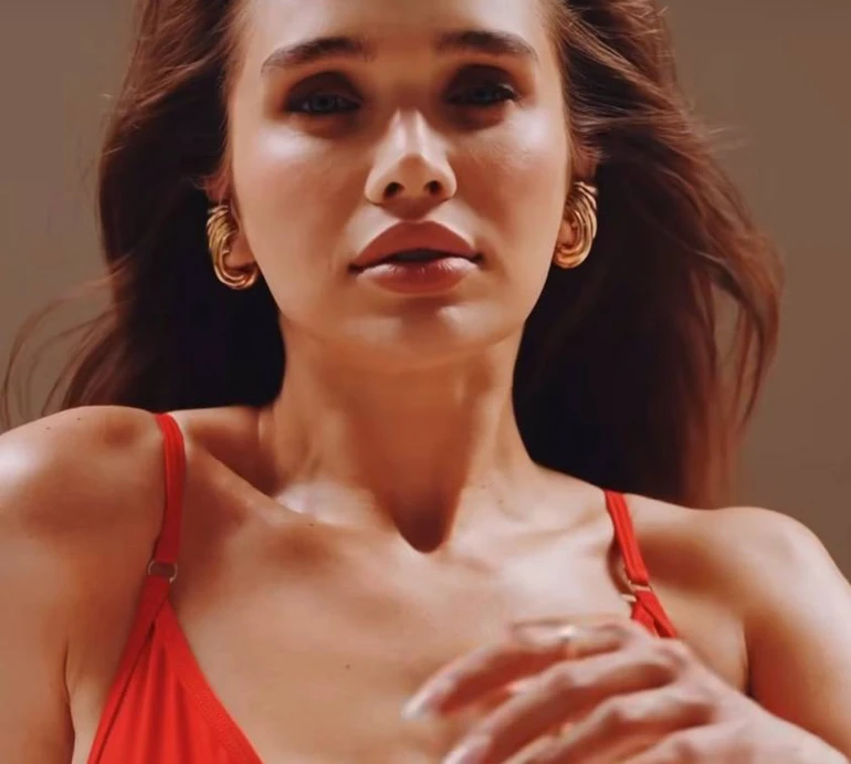 Нічорта собі! Це я???: Саша Бо у червоному купальнику вразила пристрастю і сексівайбом