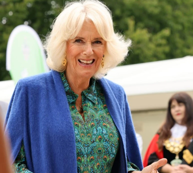 Бешкетниця Молі: королева Камілла показалася на руках із улюбленицею, яку взяла з притулку. Фото