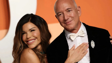 61-річний Безос на урочистому заході в Каннах отримав цьом у щічку від нареченої в паєтках