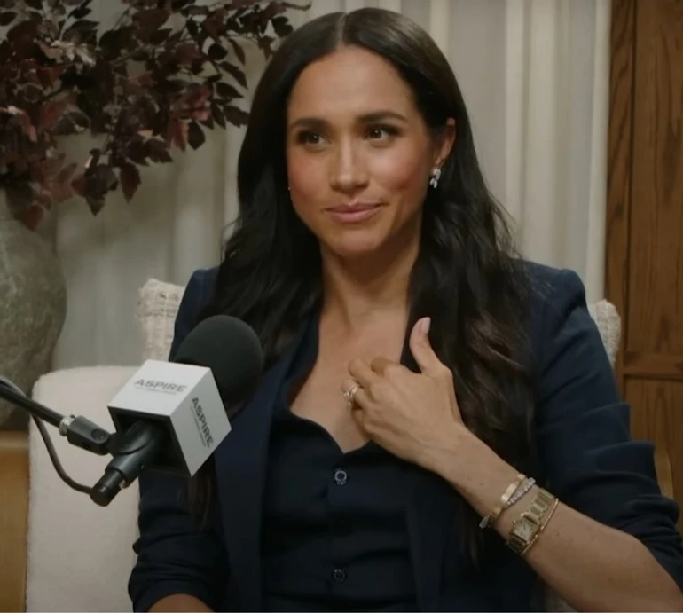 Меган Маркл у елегантній трійці за понад $3 тисячі почаювала на подкасті