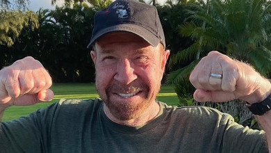 Виросли неймовірними людьми: Чак Норріс щемливо привітав дітей-двійнят з 24-річчям