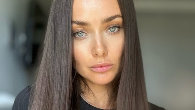 Мішина в обтислому максі з золотими прикрасами ефектно пройшлася вулицями Нью-Йорка