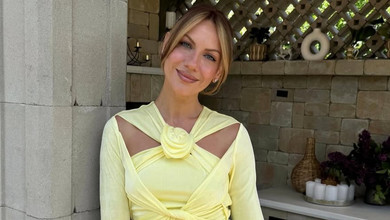 Домашній люкс: Нікітюк у шовкових шортах і ліфі з рюшами похвалилася стрункою фігуркою на природі. Фото