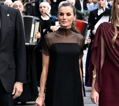 Сукні за $80 та $300 доларів: королева Летісія з доньками вигуляли стильні луки на престижну премію