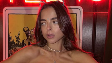 Морозюк топлес повигиналася на підлозі для чуттєвих фото