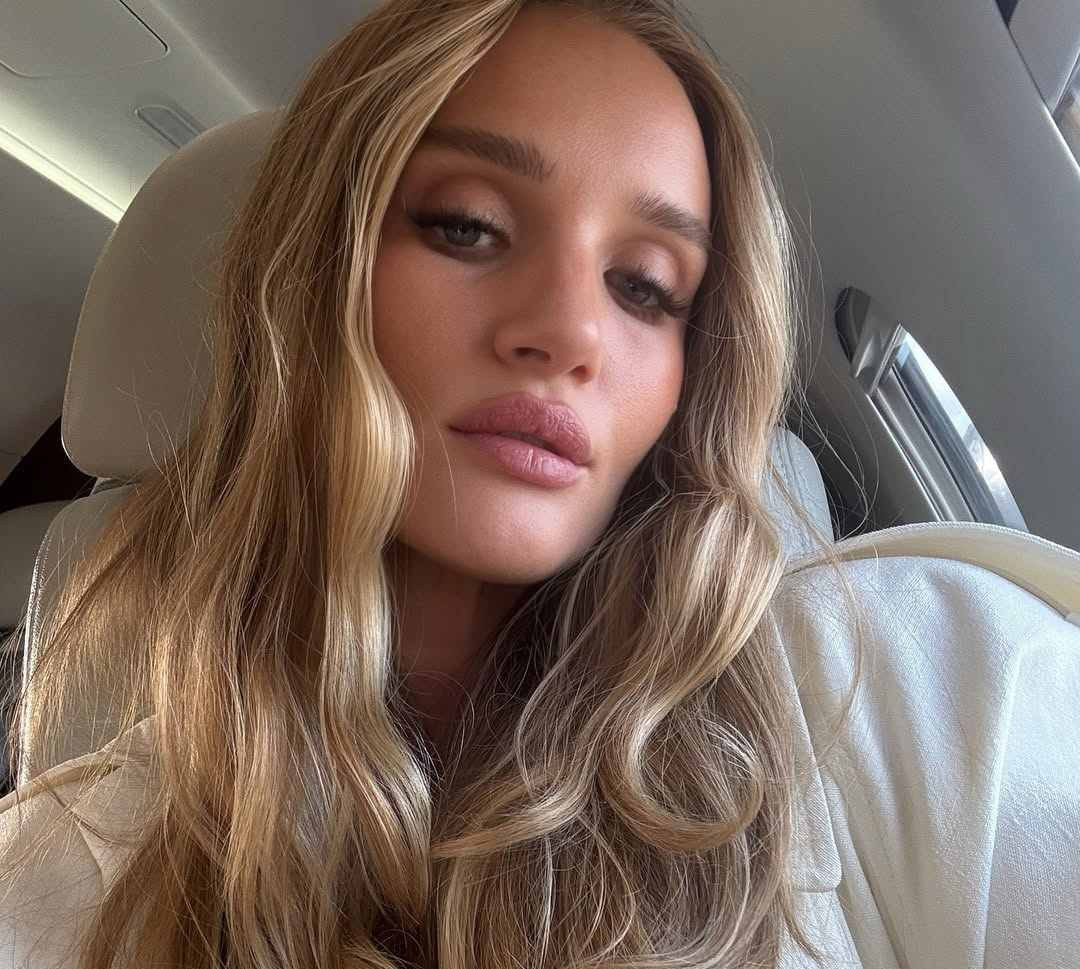 Наречена Стейтема в асиметричному купальнику похизувалася струнким тілом на тлі краєвидів Бразилії