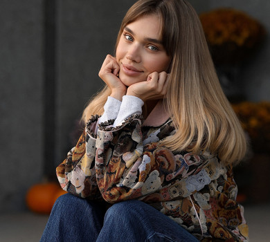 Досі як 17-річна закохана: Саша Бо притулилася до чоловіка на затишному фото коло ялинки