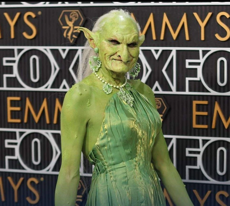 Троль на парадному хіднику: хто ховався за найепатажнішим образом  2023 Emmys Awards