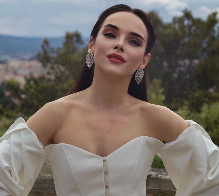 Весела історія: дружина Мірошниченка у купальнику показала, що зробило з нею сонце