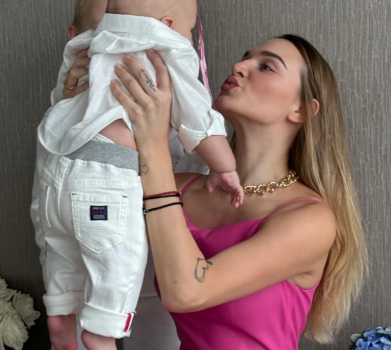 Добкіна вперше показалася з обома синами. Фото