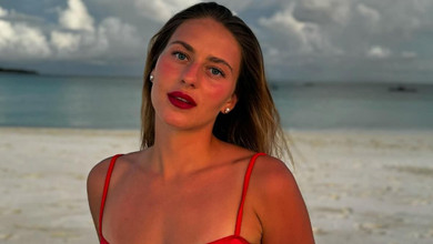 Костюк із чоловіком показала романтику на тлі океану і засмаглу себе у спідньому. Фото