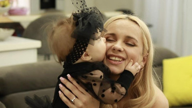 Майже 10 кіло щастя: Ребрик із урочистої нагоди показала молодшу доню в стильному total black. Відео