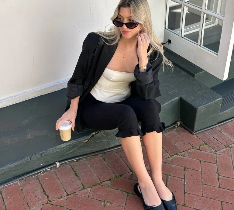 Капрі повертаються: з чим носити штани з 2000-х, щоб виглядати стильно. Фото