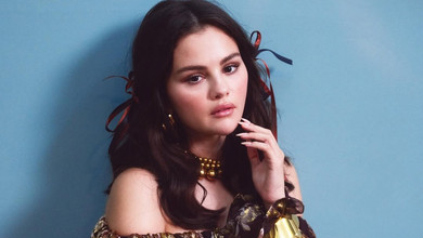 Гомес на кумедних фото показала, як лікувала зуби та стильно вдягалася цього місяця