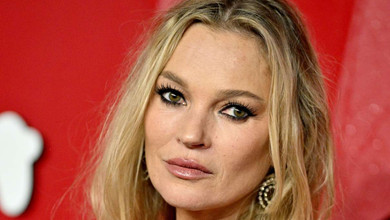 Золоте міні та високі чоботи: молодша сестра Кейт Мосс скопіювала її культовий лук із нульових. Фото