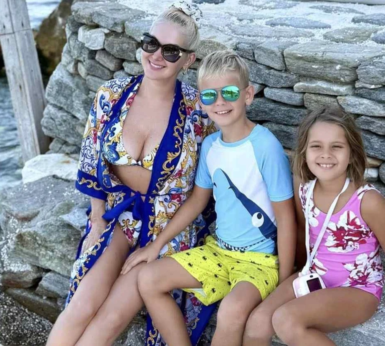 Бужинська на відпочинку в Греції похизувалася тілом у квітчастому купальнику та наробила фото з молодшими дітьми