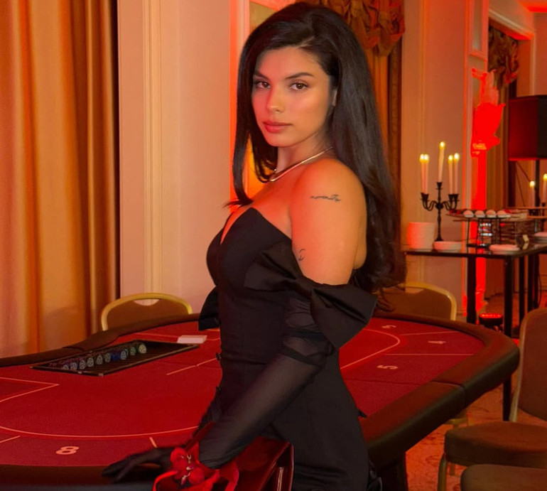 Андраде у міні з воланами та ботфортах наробила святкових фото біля столу для покеру