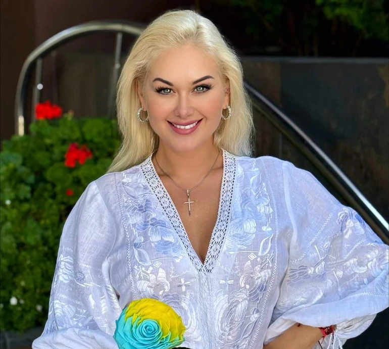 Найкраща донечка на світі: Бужинська привітала первістку з 19-річчям і показала її крихітну на своїх руках