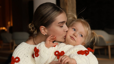 Медитація і терапія: Саша Бо простим олівцем намалювала портрет 2-річної донечки. Відео