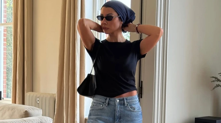 Бейбі-футболки і стиль нульових: 7 трендових способів носити джинси навесні 2026. Фото