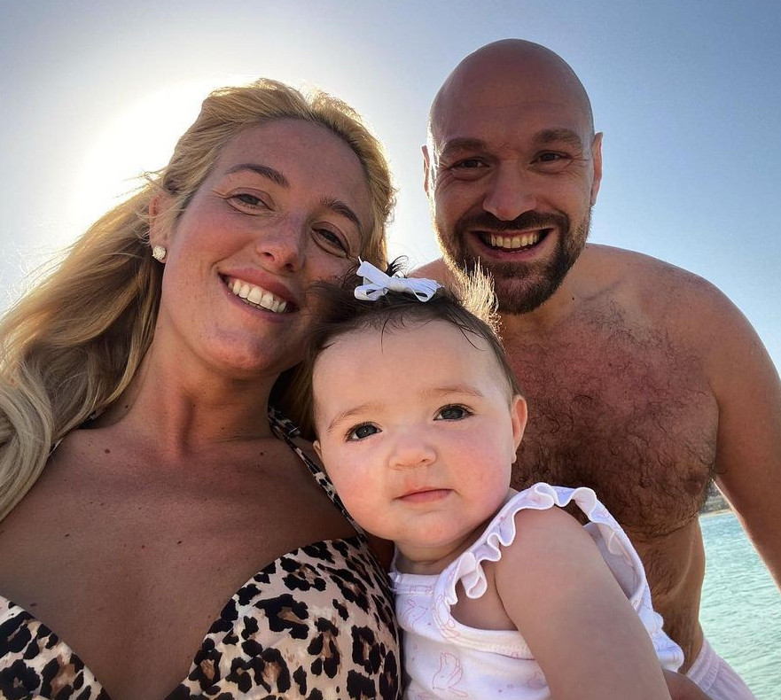 Номер 8 на підході? Тайсон Ф'юрі заінтригував натяком на нову вагітність дружини. Фото