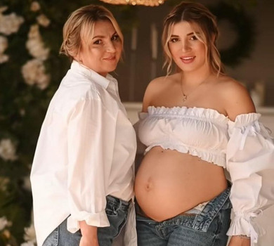 Мама Сердючки Білоконь із вагітною дочкою попозували у схожих луках для ніжної фотосесії