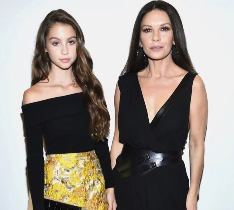 Дочка Кетрін Зети-Джонс відсвяткувала день народження у маминій сукні 25-річної давнини. Фото