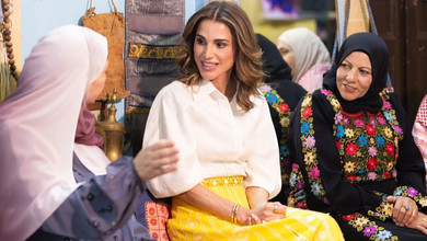 Орнамент та блузка з буфами: королева Ранія вигуляла лимонно-молочний лук від відомих брендів. Фото