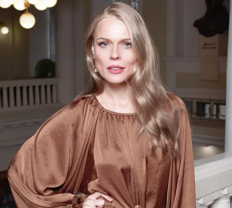 Фреймут у цяткованому купальнику показала розваги з дітьми на відпочинку