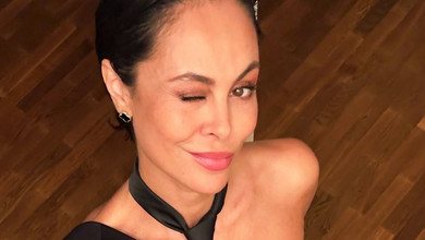 Колишня Кличка у сяючій сукні поспокушала стрункими ніжками на фестивалі бурлеску