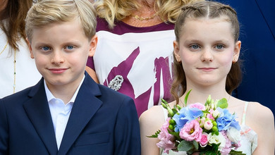 Ошатний Жак і ніжна Габріела з букетиком квітів: діти князя Монако традиційно попрощалися з літом