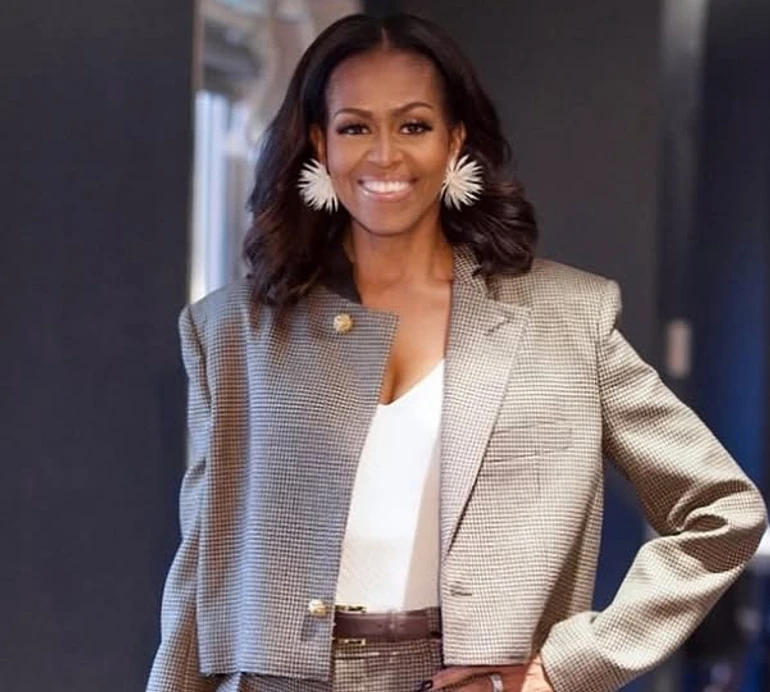 Просто не впізнати: 61-річна Мішель Обама вразила виглядом у луці від Chanel