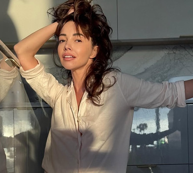 Вирішили трішки прибрати: Кухар у шовковій піжамі ушкварила запальний танець на кухні