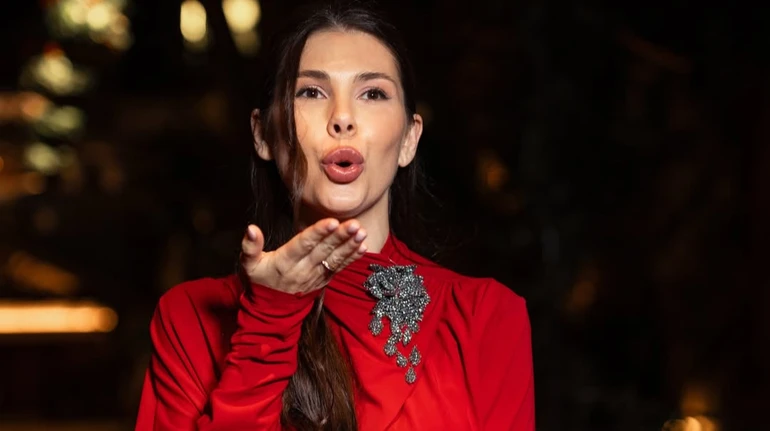 Дружина Реброва з нагоди 37-річчя наробила фото в палкому міні з розрізом на талії