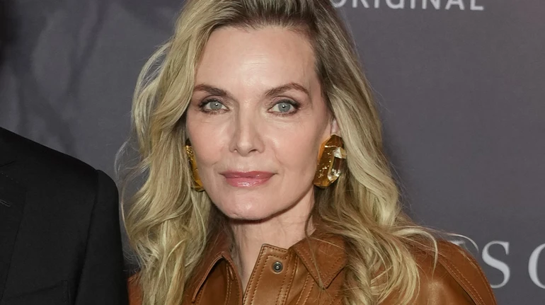 Рідкісний вихід: Мішель Пфайффер у шкіряному луці завітала на кінопрем'єру зі своїм чоловіком. Фото