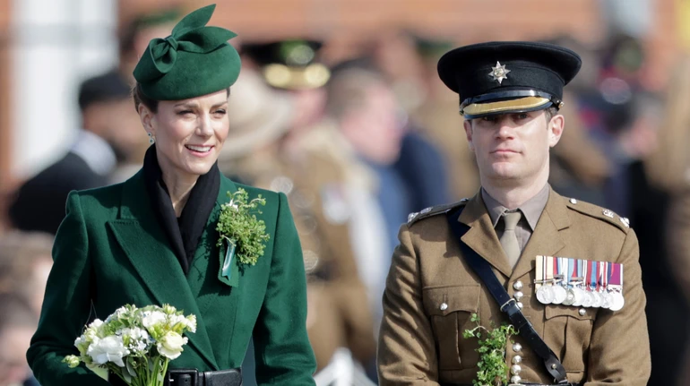 Міддлтон у смарагдовому луці з капелюхом і символічними квітами з'явилася на параді до Дня Святого Патріка. Фото