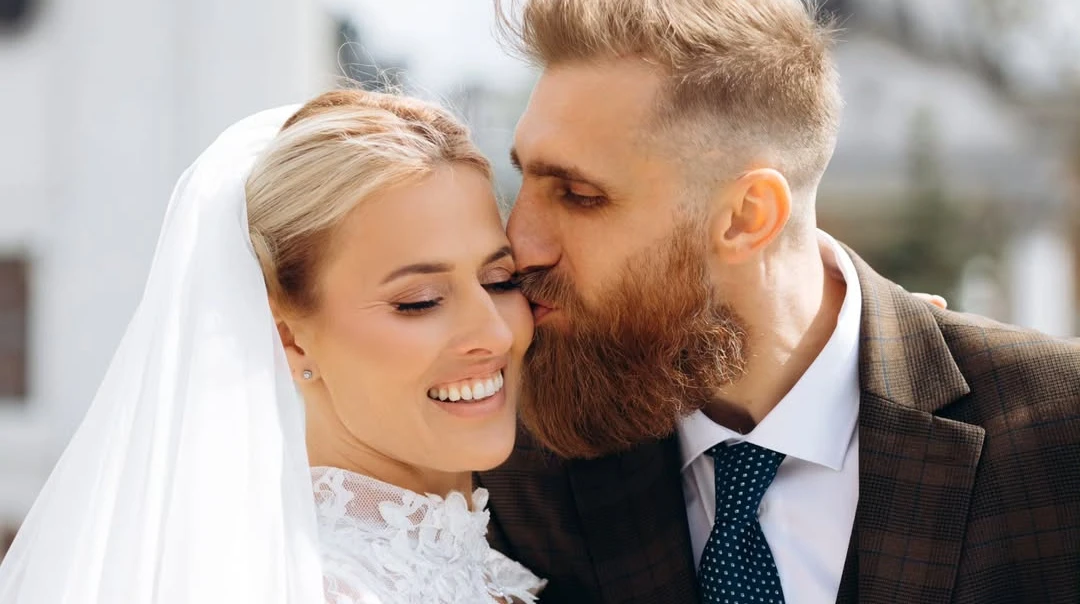 Весілля в кедах: поет та військовий Вишебаба одружився вдруге та попозував з дружиною на вулицях Тернополя