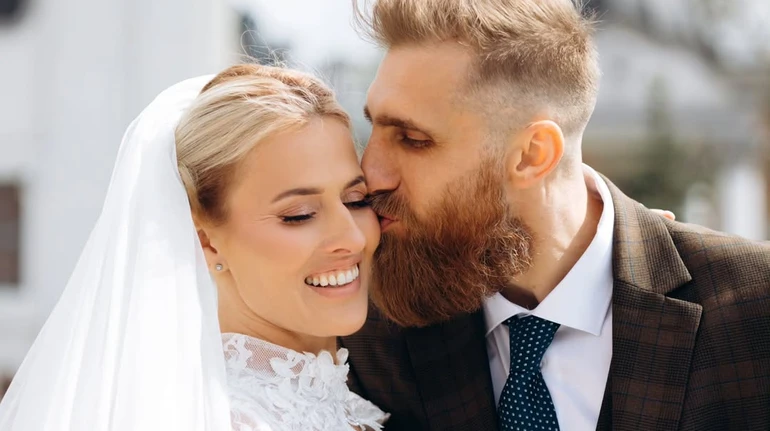 Весілля в кедах: поет та військовий Вишебаба одружився вдруге та попозував з дружиною на вулицях Тернополя