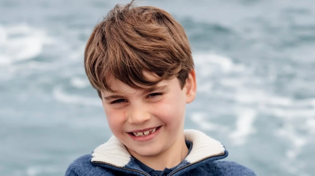 8 - це чудово!: в день народження принца Луї королівська сім'я показала, як він грається на пляжі. Відео