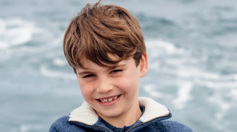 8 - це чудово!: в день народження принца Луї королівська сім'я показала, як він грається на пляжі. Відео